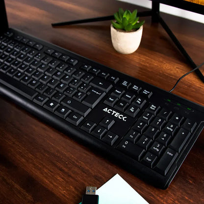 Teclado Acteck Inspire TA210 — Alámbrico USB, con distribución en español, 105 teclas, tecnología de membrana, compatible con Windows, color negro.