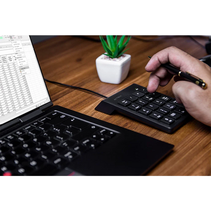 Teclado Numérico Acteck Inspire TN220 — Alámbrico USB, con 19 teclas, diseño compacto, color negro.