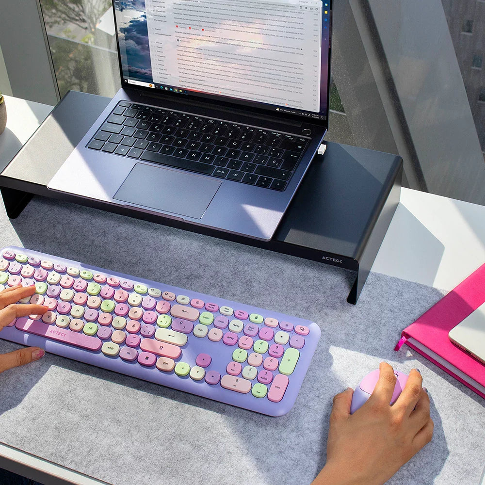 Kit 2 en 1 Acteck Creator Chic MK47 — Teclado y Mouse Inalámbricos, teclado de 110 teclas con tecnología de membrana y mouse óptico inalámbrico con 2 botones + scroll, conexión USB 2.4 GHz, color morado.