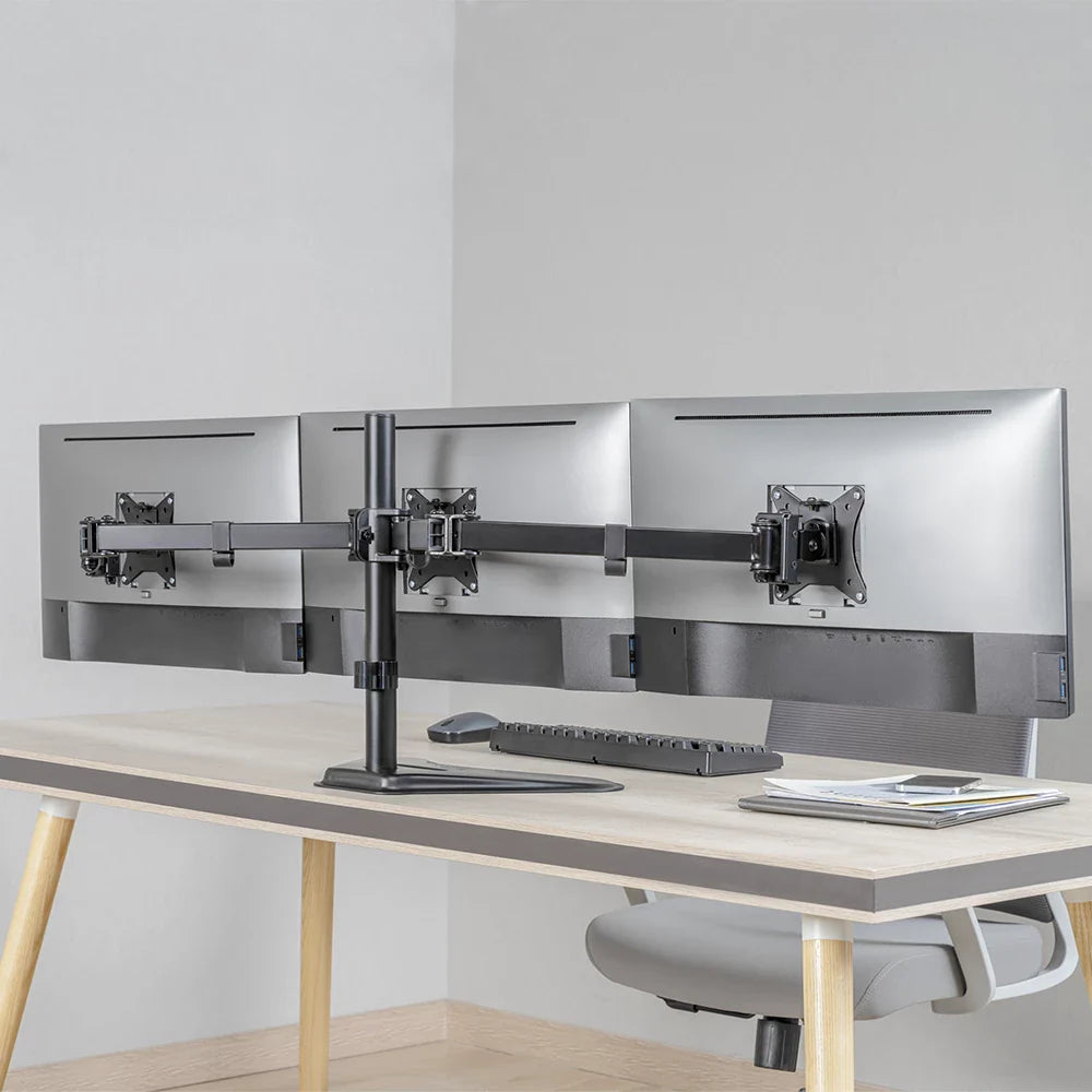 Soporte Acteck Enforce Zone-B SM435 para 3 Monitores — soporte de escritorio con brazos ajustables para monitores de 17″ a 32″, con inclinación, giro y organizador de cables, en negro.